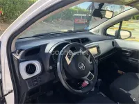 Usado Toyota Yaris Hybrid Active 100 CV (73 kW) 2014 Blanco Berlina