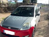 Usado Ford Fiesta Ghia 80 CV (58 kW) 2004 Gris / plata Utilitario