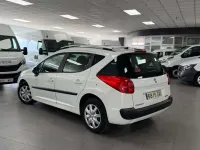 Usado Peugeot 207 90 CV (66 kW) 2010 Blanco Familiar