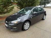 Usado Opel Astra Dynamic 110 CV (80 kW) 2015 Negro Utilitario