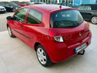 Usado Renault Clio II Authentique 75 CV (55 kW) 2010 Rojo Berlina