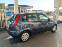 Usado Ford Fiesta Ghia 80 CV (58 kW) 2006 Azul Utilitario