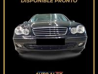 Usado Mercedes C220 Avantgarde 150 CV (110 kW) 2006 Negro Familiar