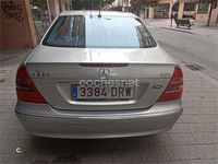 Usado Mercedes E320 Avantgarde 204 CV (150 kW) 2003 Gris / plata Berlina
