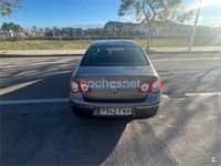 Usado VW Passat Highline 140 CV (102 kW) 2007 Gris / plata Berlina
