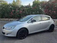 Usado Opel Astra Enjoy 115 CV (84 kW) 2011 Gris / plata Berlina