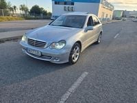 Usado Mercedes C220 Avantgarde 150 CV (110 kW) 2004 Gris / plata Berlina
