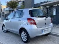 Usado Toyota Yaris Connect Style 101 CV (74 kW) 2011 Gris / plata Utilitario
