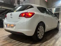 Usado Opel Astra Cosmo 125 CV (91 kW) 2011 Blanco Berlina
