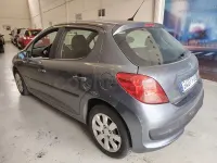 Usado Peugeot 207 90 CV (66 kW) 2006 Gris / plata Berlina