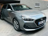 Usado Hyundai i30 120 CV (88 kW) 2019 Gris / plata Berlina