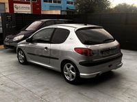 Usado Peugeot 206 110 CV (80 kW) 2002 Gris / plata Berlina