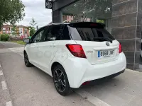 Usado Toyota Yaris Hybrid 100 CV (73 kW) 2016 Blanco Berlina