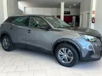 Usado Peugeot 2008 Active 110 CV (80 kW) 2022 Gris / plata SUV