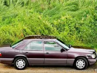 Usado Mercedes E250 113 CV (83 kW) 1993 Violeta / lila Berlina