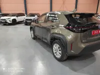 Usado Toyota Yaris Cross Business Edition 116 CV (85 kW) 2023 Beige SUV