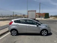 Usado Ford Fiesta Trend 96 CV (70 kW) 2010 Gris / plata Berlina