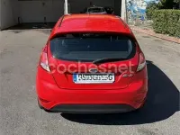Usado Ford Fiesta Trend 60 CV (44 kW) 2015 Rojo Utilitario
