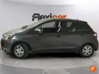 Usado Toyota Yaris Hybrid Active 100 CV (73 kW) 2019 Gris