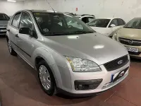 Usado Ford Focus Ghia 100 CV (73 kW) 2005 Gris / plata Berlina