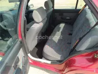 Usado Peugeot 106 60 CV (44 kW) 1996 Rojo Utilitario