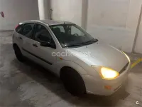 Usado Ford Focus Ghia 100 CV (73 kW) 1999 Gris / plata Berlina