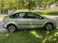 Usado Ford Focus Ghia 100 CV (73 kW) 2005 Gris / plata Berlina