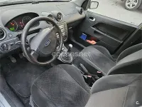Usado Ford Fiesta Ambiente 68 CV (50 kW) 2004 Gris / plata Utilitario