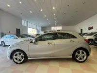 Usado Mercedes A180 Urban 109 CV (80 kW) 2014 Gris / plata Berlina