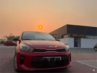 Usado Kia Rio 84 CV (61 kW) 2017 Granate Berlina