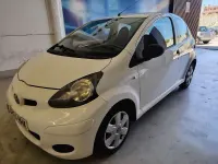 Usado Toyota Aygo Connect Style 68 CV (50 kW) 2011 Blanco Utilitario