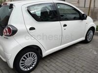 Usado Toyota Aygo Live 68 CV (50 kW) 2010 Blanco Utilitario