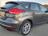 Usado Ford Focus Trend 125 CV (91 kW) 2016 Gris / plata Berlina