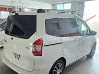 Usado Ford Tourneo Courier Sport 100 CV (73 kW) 2017 Blanco Monovolumen