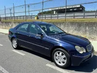 Usado Mercedes C220 Elegance 143 CV (105 kW) 2004 Azul Berlina