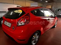 Usado Ford Fiesta Trend 75 CV (55 kW) 2014 Rojo Utilitario