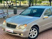 Usado Mercedes C220 Classic 143 CV (105 kW) 2003 Gris / plata Berlina