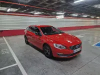 Usado Volvo V60 R-Design Kinetic 115 CV (84 kW) 2014 Rojo Familiar
