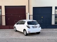 Usado Toyota Yaris Hybrid Active 100 CV (73 kW) 2014 Blanco Berlina