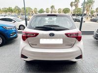 Usado Toyota Yaris Hybrid Active 100 CV (73 kW) 2019 Blanco Berlina