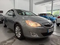 Usado Opel Astra Cosmo 125 CV (91 kW) 2010 Violeta / lila Berlina