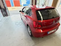 Usado VW Polo Sportline 90 CV (66 kW) 2015 Granate Berlina
