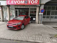 Usado Kia Rio 84 CV (61 kW) 2022 Granate Berlina