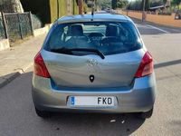 Usado Toyota Yaris Luna 90 CV (66 kW) 2007 Plateado Utilitario