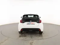 Käytetty Toyota Yaris Hybrid Active 116 HP (85 kW) 2023 Valkoinen Sedan