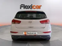 Usado Hyundai i30 120 CV (88 kW) 2021 Blanco Berlina