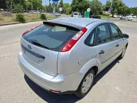Usado Ford Focus Trend 90 CV (66 kW) 2006 Gris / plata Berlina