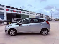 Usado Ford Fiesta Trend 82 CV (60 kW) 2015 Gris / plata Utilitario