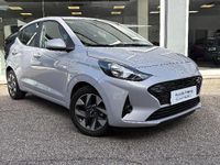 Usado Hyundai i10 66 CV (48 kW) 2025 Gris/plata Utilitario