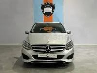 Usado Mercedes B180 122 CV (89 kW) 2016 Gris / plata Monovolumen